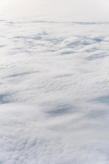 Mooie pluizige wolken gezien vanuit vliegtuig