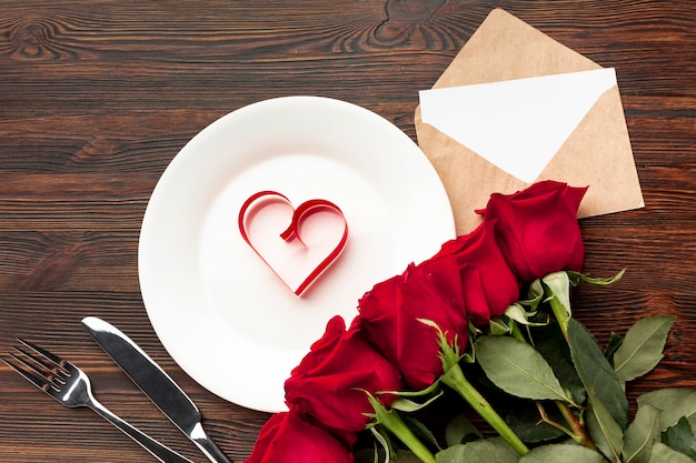 Gratis foto mooie regeling voor het diner van de valentijnskaartendag op houten achtergrond