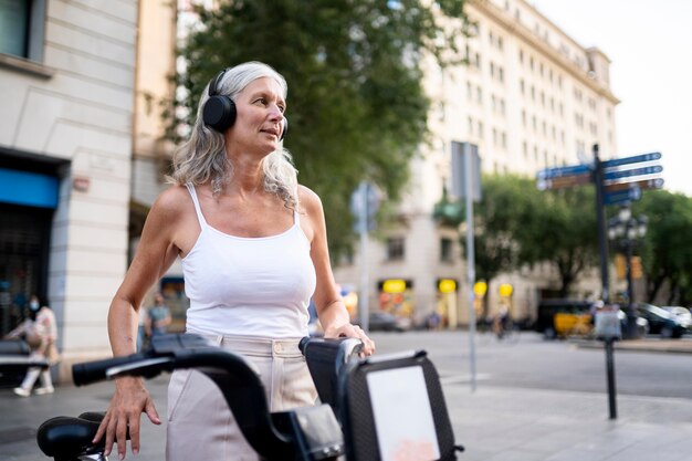 Mooie rijpe vrouw die tijd doorbrengt in de stad