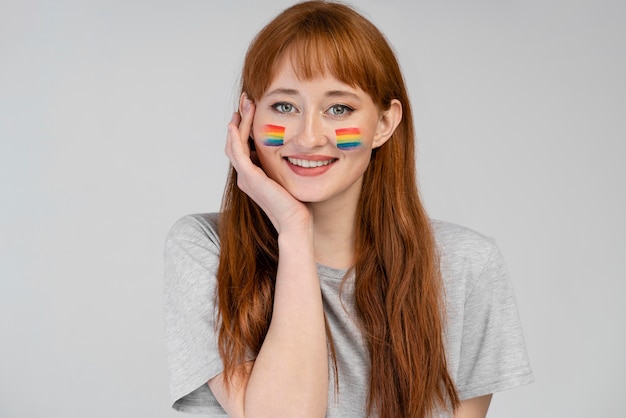 Mooie roodharige vrouw met regenboogsymbool