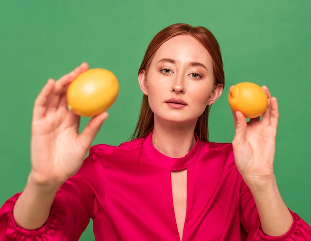 Mooie roodharige vrouw poseren met fruit