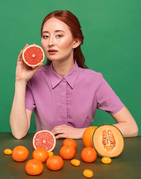 Mooie roodharige vrouw poseren met fruit