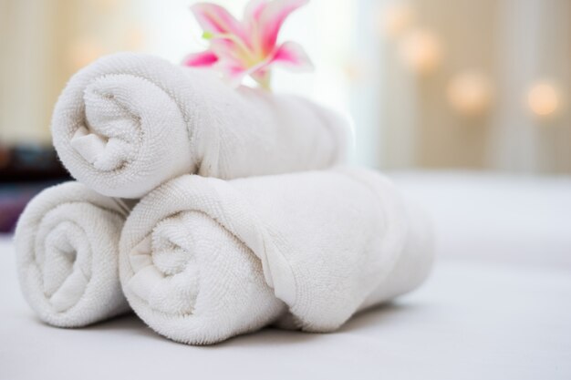 mooie roze orchidee op witte handdoek in spa salon.