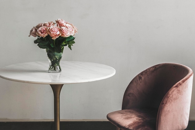 Gratis foto mooie roze rozen in een vaas op tafel