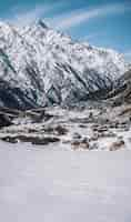 Gratis foto mooie scène van met sneeuw bedekte bergen in winter spiti