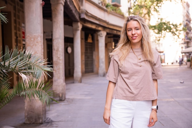 Gratis foto mooie schattige vrouw die op straat blijft