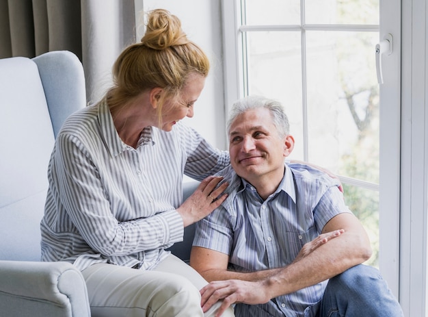 Gratis foto mooie senior man en vrouw binnenshuis