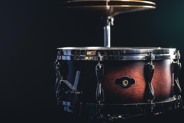 Gratis foto mooie snare drum op een zwarte achtergrond close-up