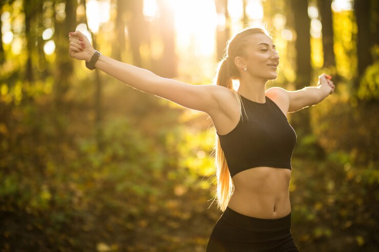 Gratis Foto mooie sportvrouw die yogaoefeningen in het park doet