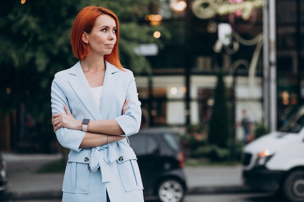 Mooie stijlvolle vrouw in een blauw pak