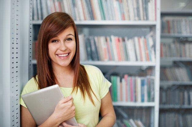 Mooie student in bibliotheek