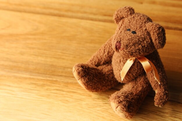 mooie teddybeer op een houten ondergrond