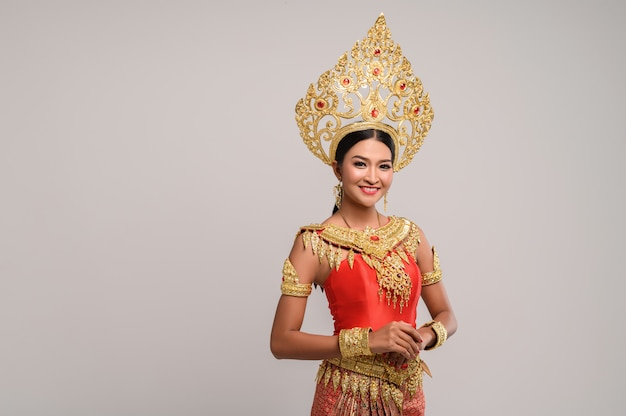 Gratis foto mooie thaise vrouw die een thaise kleding en een gelukkige glimlach draagt.