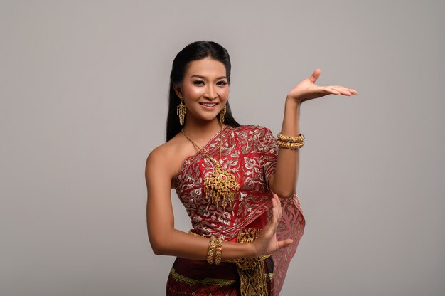 Mooie Thaise vrouw die Thaise kleding en Thaise dans draagt