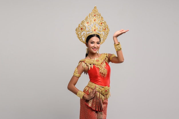 Gratis foto mooie thaise vrouw die thaise kleding en thaise dans draagt