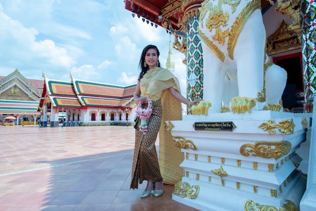 Mooie thaise vrouw in klederdracht kostuum in de tempel van thailand