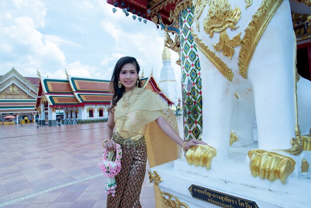 Mooie Thaise vrouw in klederdracht kostuum in de tempel van Thailand