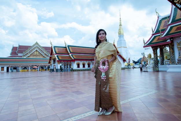 Gratis foto mooie thaise vrouw in klederdracht kostuum in de tempel van thailand