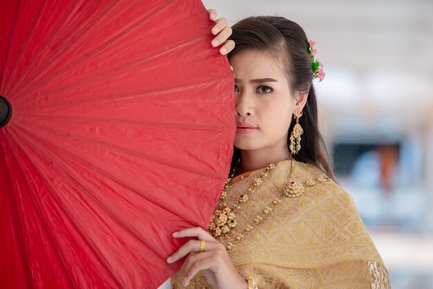 Mooie Thaise vrouw in klederdracht kostuum in de tempel van Thailand