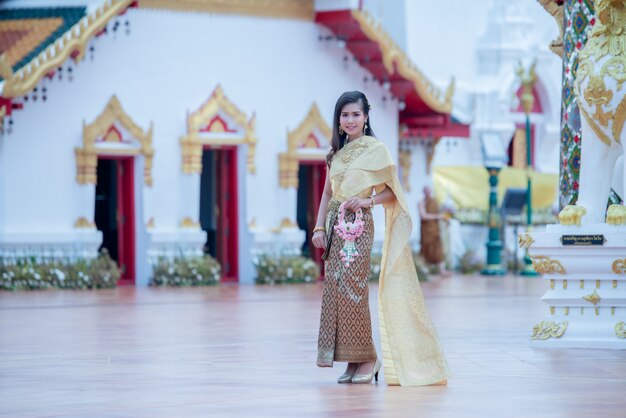 Mooie Thaise vrouw in traditioneel kledingskostuum in de tempel van Phra That Choeng Chum Thailand