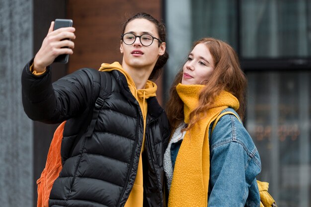 Mooie tieners die samen een selfie nemen