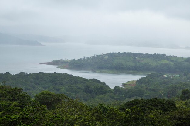 Mooie tropische vreedzame kust in Costa Rica