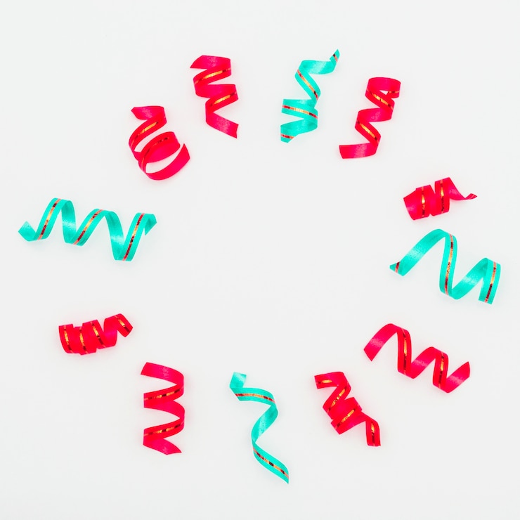 Gratis Foto mooie verjaardagssamenstelling met kleurrijke confetti