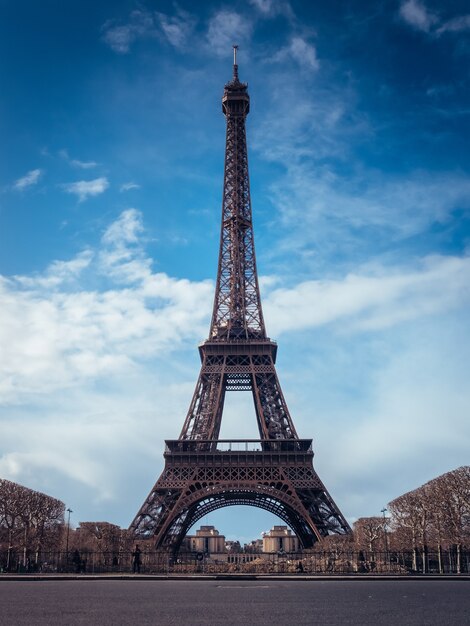 Mooie verticale opname van de Eiffeltoren tegen een helderblauwe lucht