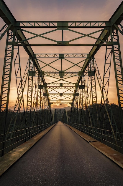 Mooie verticale opname van een brug bij zonsondergang