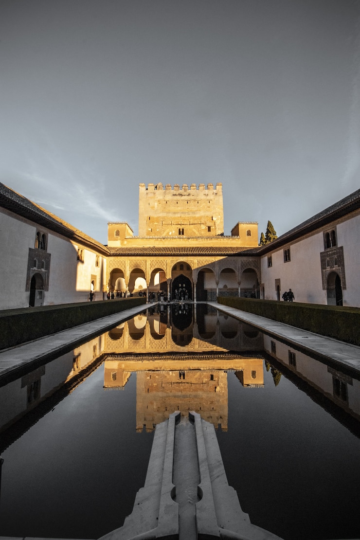Gratis Foto mooie verticale opname van een groot paleis in spanje met de reflectie in het zwembad