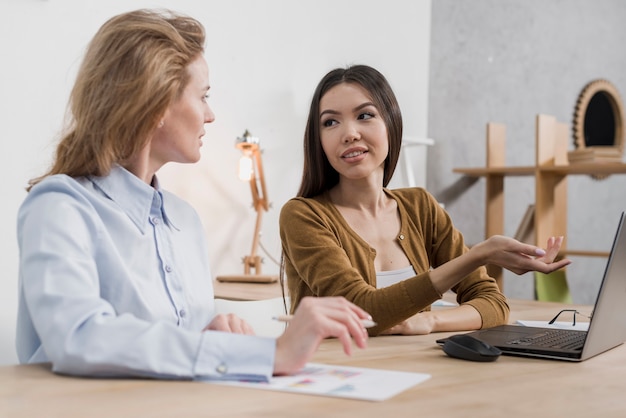 Mooie volwassen vrouwen die samen plannen