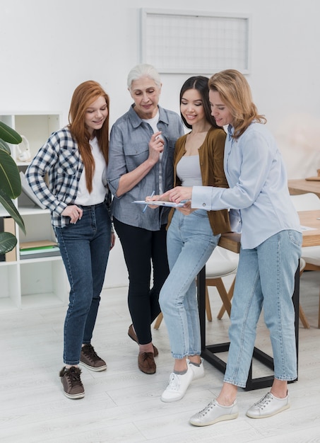 Mooie volwassen vrouwen die samen plannen