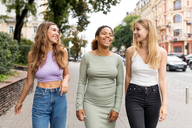 Gratis Foto mooie vriendinnen lopen op straat