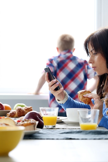 Gratis foto mooie vrouw aan de tafel