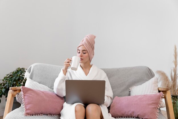 Mooie vrouw aan het werk na het nemen van een bad