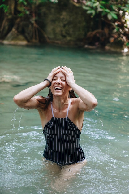 Mooie vrouw bij een waterval