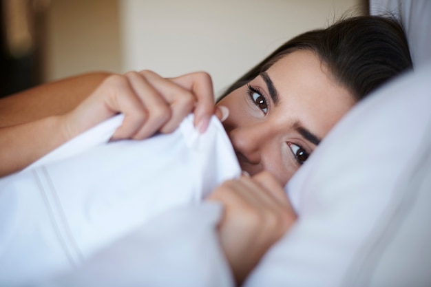 Mooie vrouw bij slaapkamer