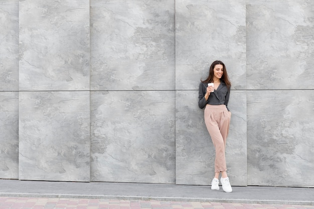Mooie vrouw buiten ontspannen