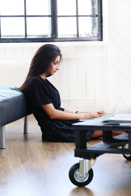 Mooie vrouw die aan haar laptop werkt