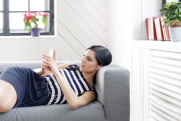 Mooie vrouw die aan muziek luistert