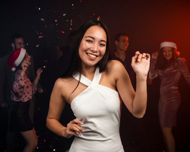 Gratis foto mooie vrouw die bij nieuwjarenfeest danst