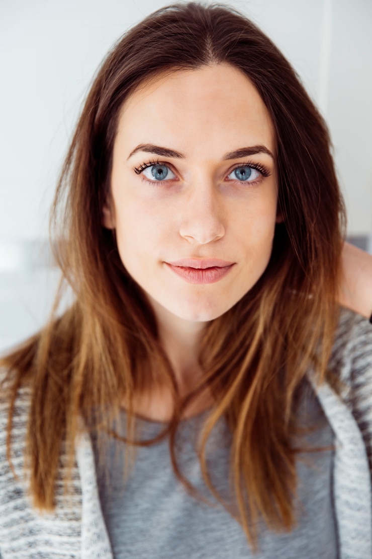 Gratis Foto mooie vrouw die camera bekijkt