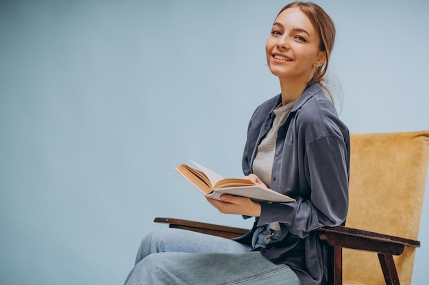 Mooie vrouw die een boek leest