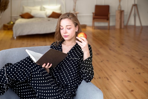 Mooie vrouw die een boek leest