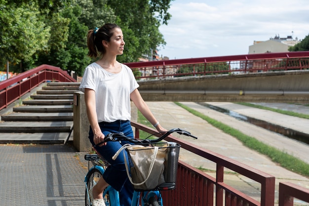 Gratis foto mooie vrouw die een eco-manier gebruikt voor transport