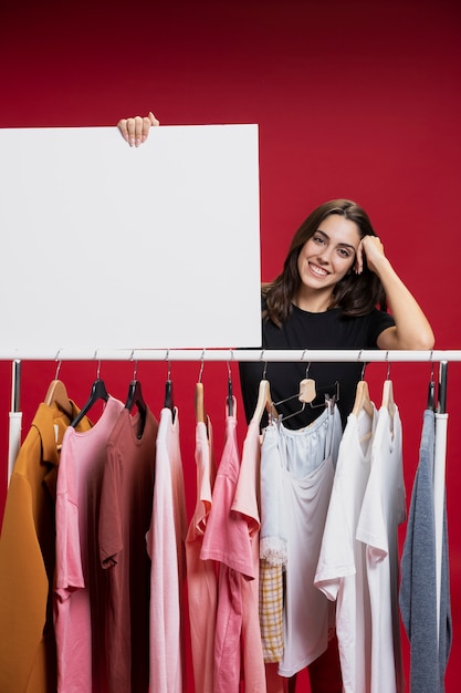 Mooie vrouw die een leeg bannermodel houdt