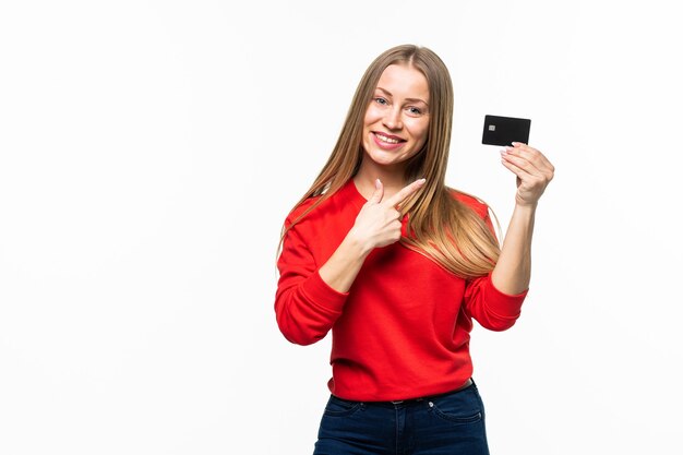 Mooie vrouw die een lege creditcard vasthoudt en ernaar wijst, geïsoleerd op een witte ondergrond