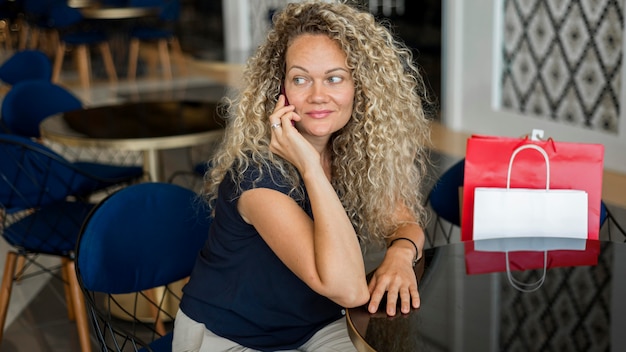 Mooie vrouw die een pauze neemt na het winkelen