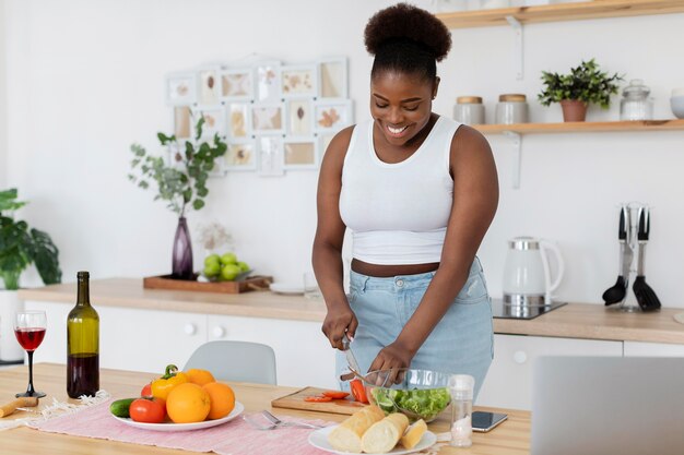 Mooie vrouw die een romantisch diner voorbereidt