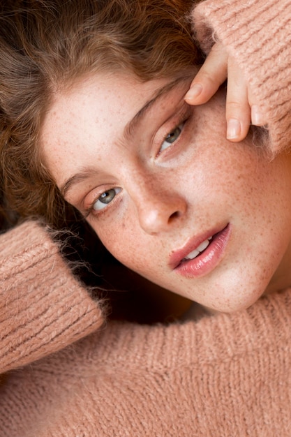 Gratis foto mooie vrouw die een roze sweaterclose-up draagt